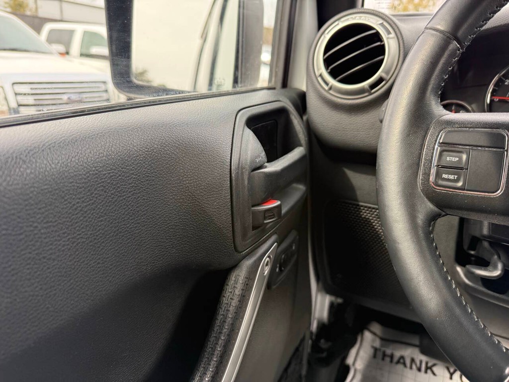 Jeep Wrangler JK Unlimited Vehicle Full-screen Gallery Image 30