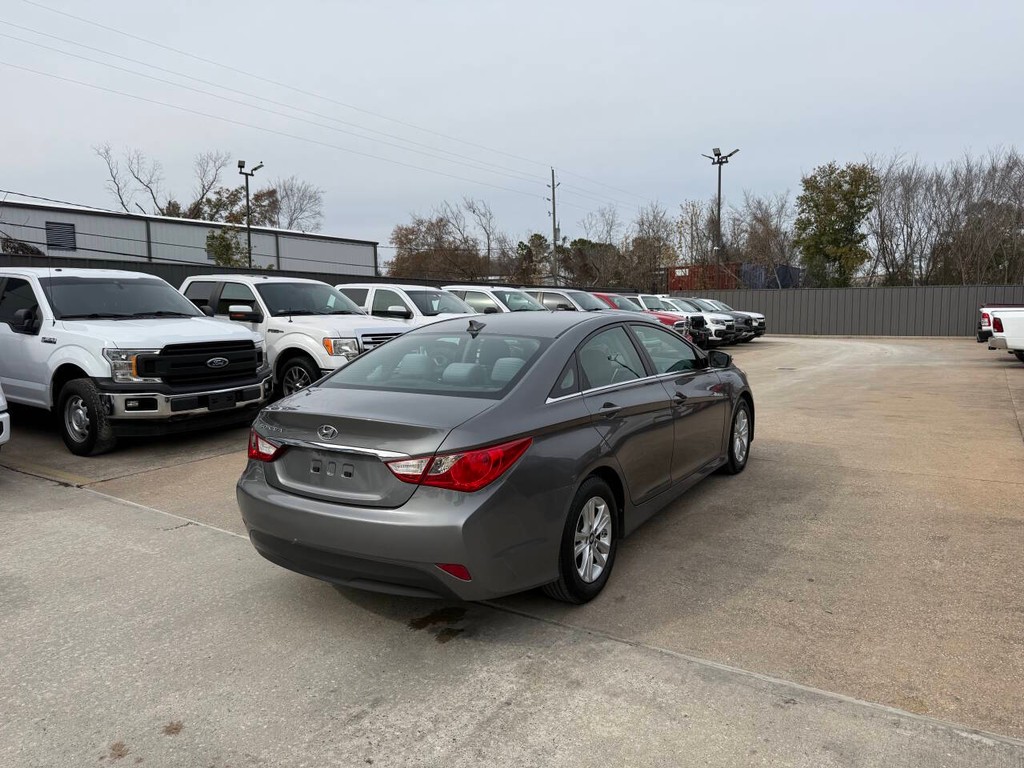 Hyundai Sonata Vehicle Full-screen Gallery Image 05