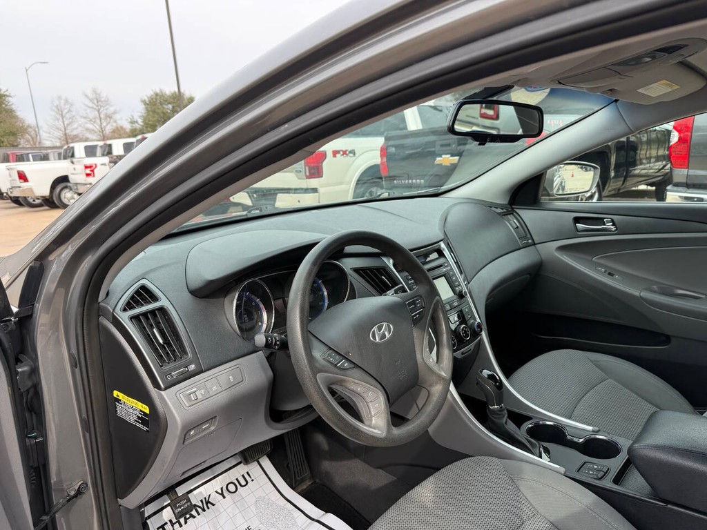 Hyundai Sonata Vehicle Full-screen Gallery Image 06