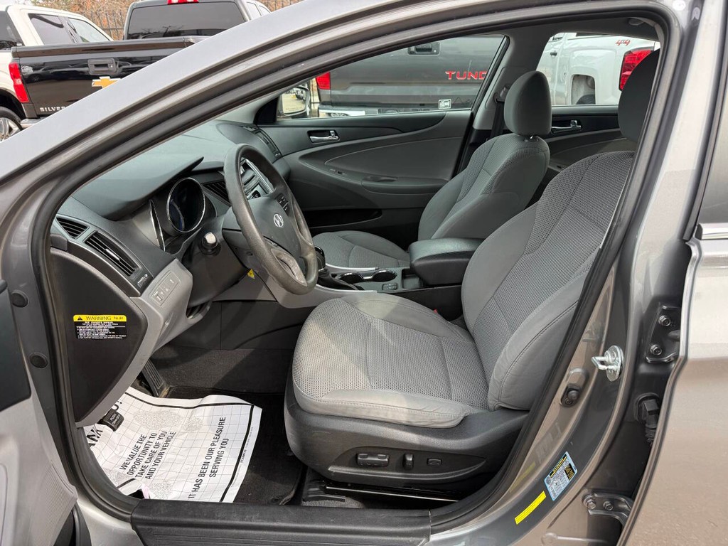 Hyundai Sonata Vehicle Full-screen Gallery Image 07