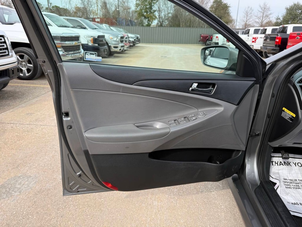 Hyundai Sonata Vehicle Full-screen Gallery Image 08