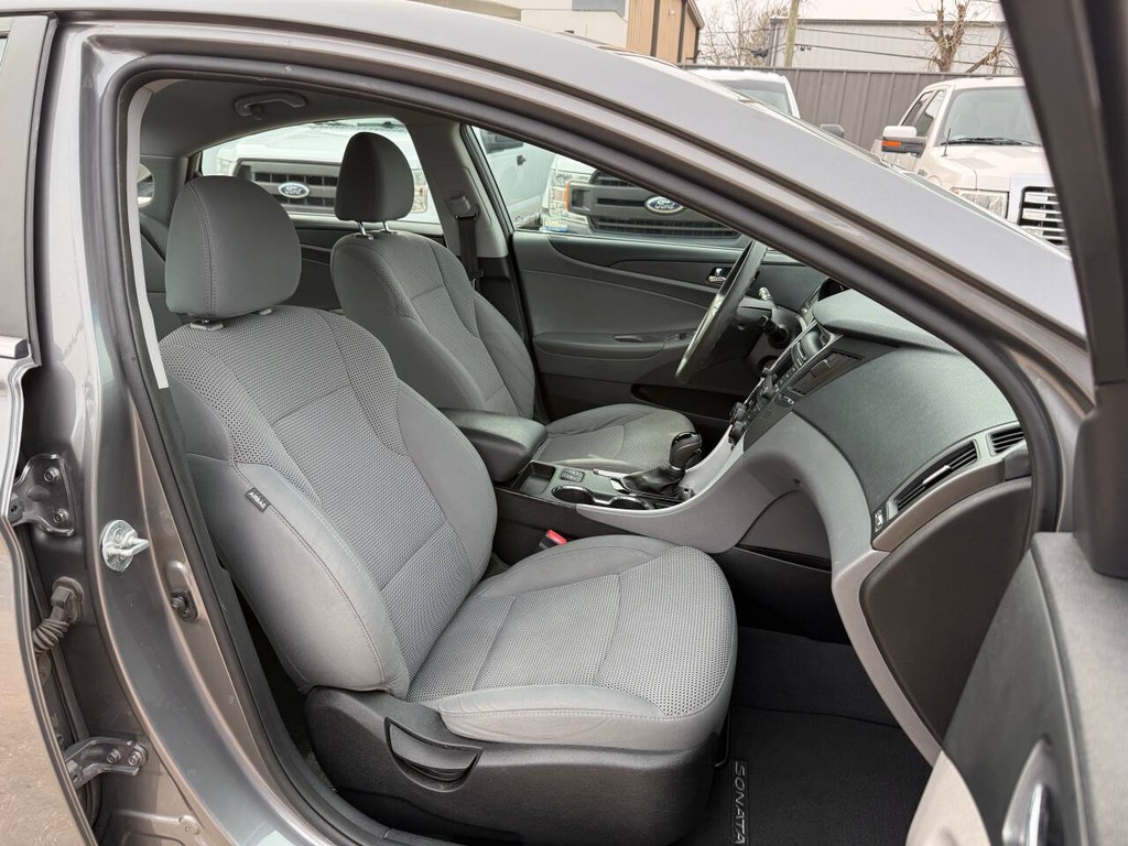 Hyundai Sonata Vehicle Full-screen Gallery Image 10