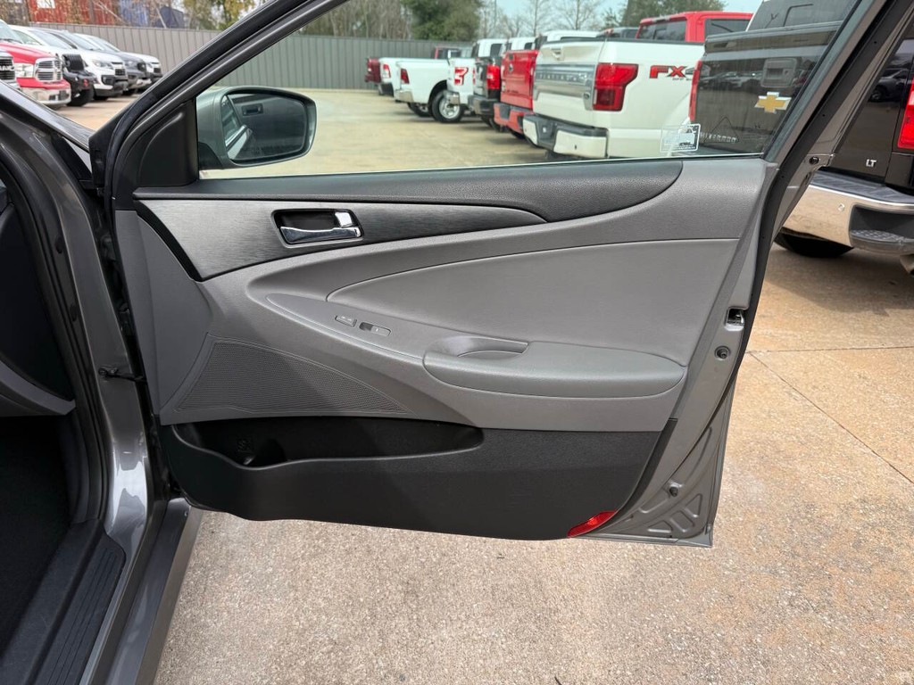 Hyundai Sonata Vehicle Full-screen Gallery Image 11