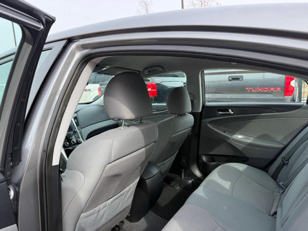 Hyundai Sonata Vehicle Full-screen Gallery Image 12