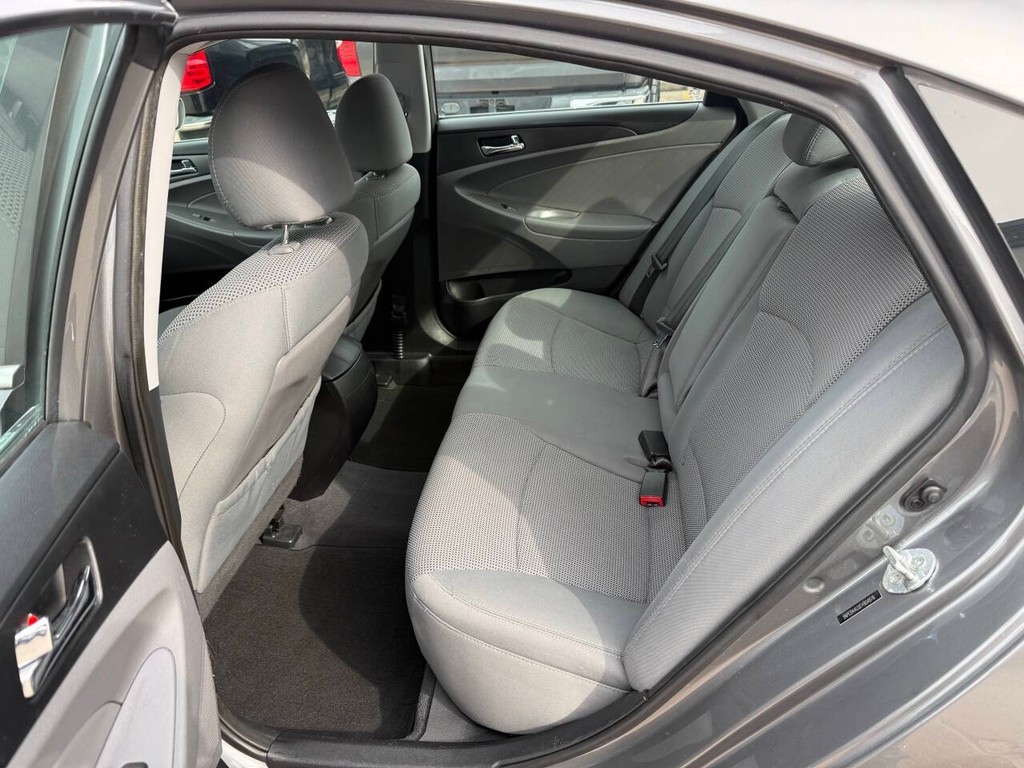 Hyundai Sonata Vehicle Full-screen Gallery Image 13