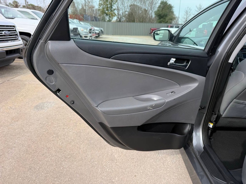 Hyundai Sonata Vehicle Full-screen Gallery Image 14