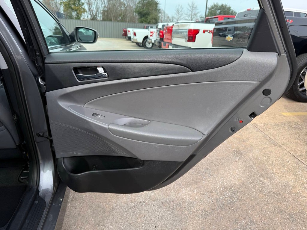 Hyundai Sonata Vehicle Full-screen Gallery Image 16