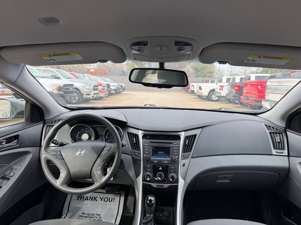 Hyundai Sonata Vehicle Full-screen Gallery Image 17