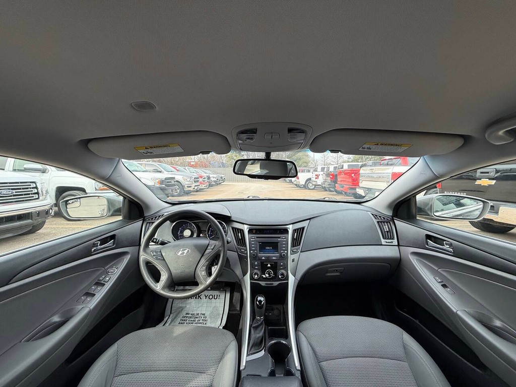 Hyundai Sonata Vehicle Full-screen Gallery Image 18