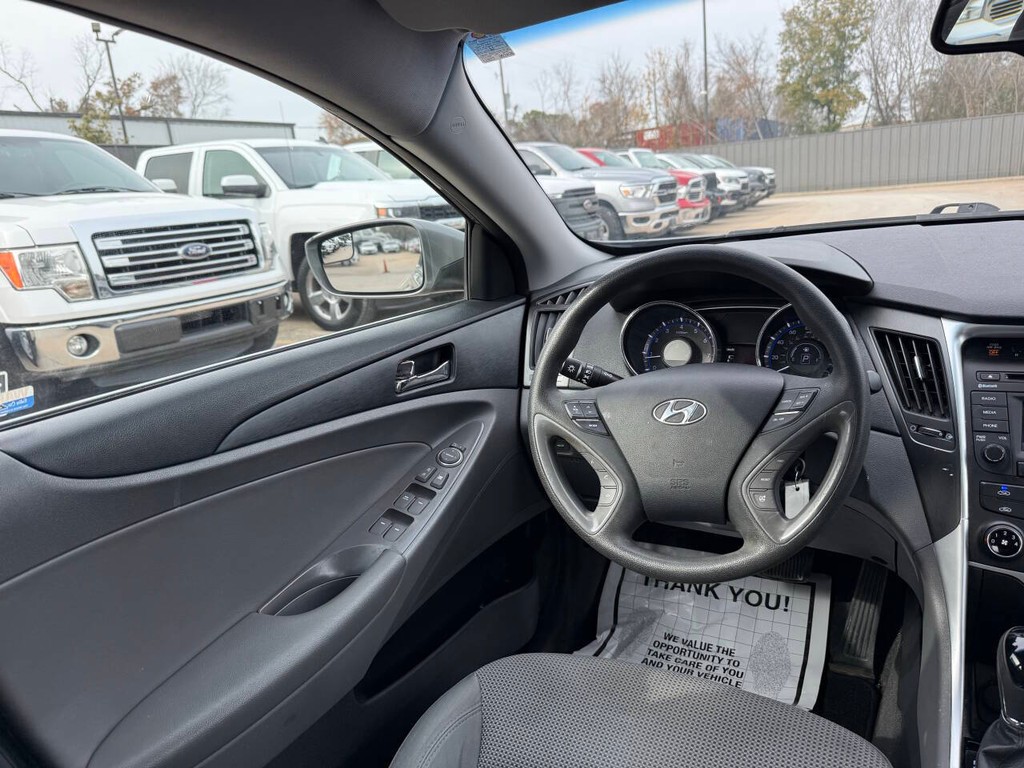 Hyundai Sonata Vehicle Full-screen Gallery Image 19