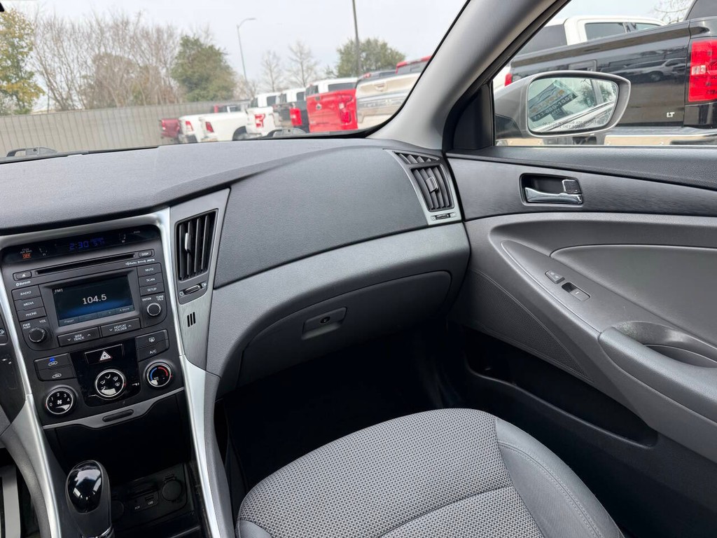 Hyundai Sonata Vehicle Full-screen Gallery Image 20