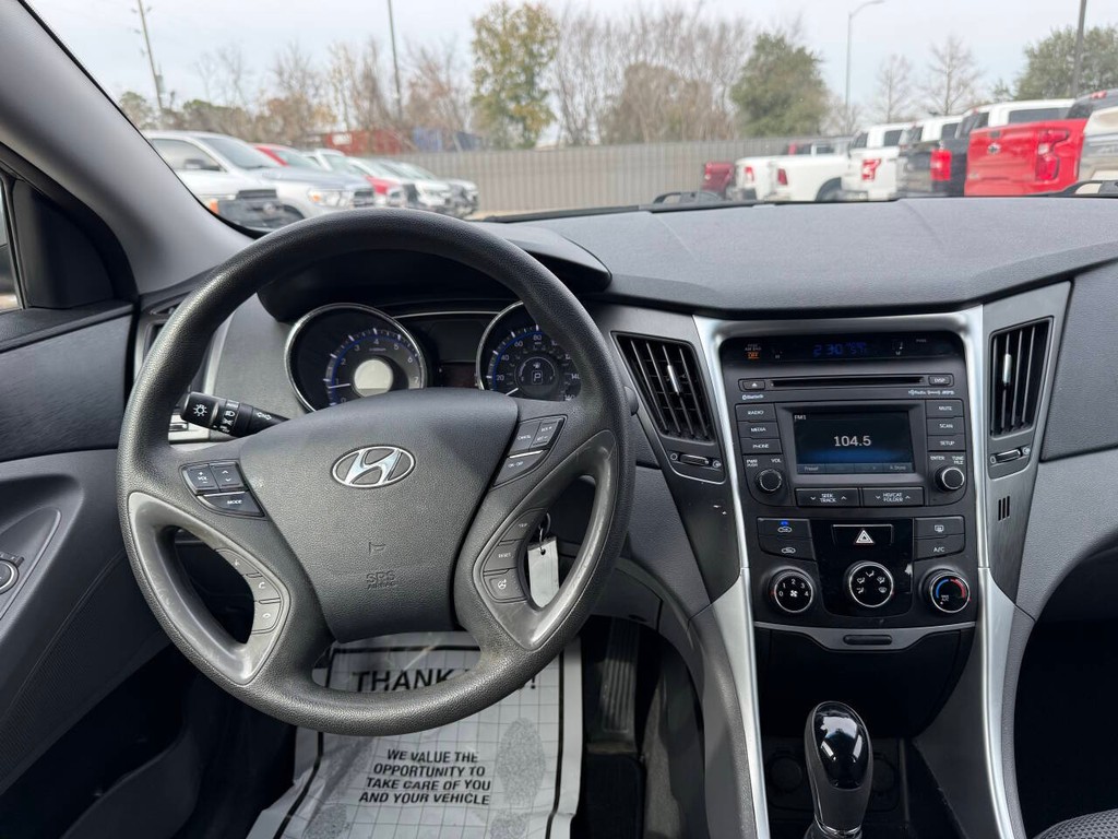 Hyundai Sonata Vehicle Full-screen Gallery Image 21