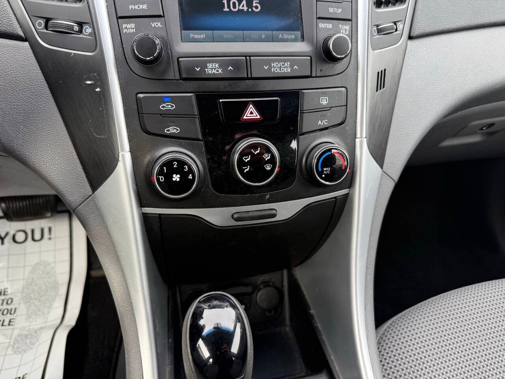 Hyundai Sonata Vehicle Full-screen Gallery Image 27