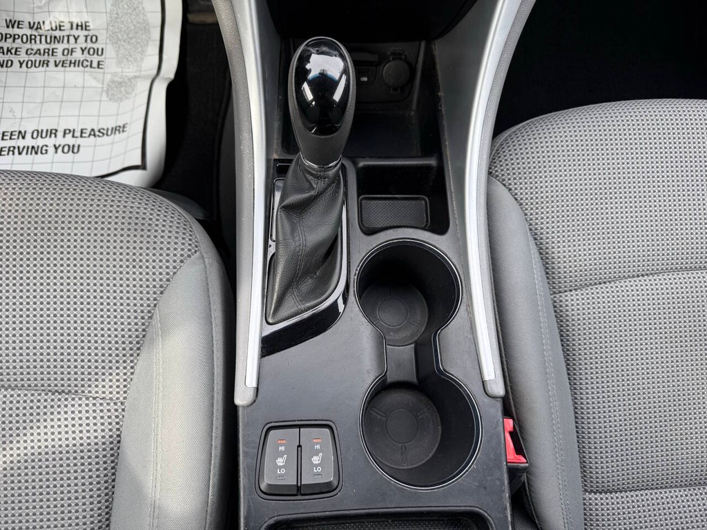 Hyundai Sonata Vehicle Full-screen Gallery Image 28