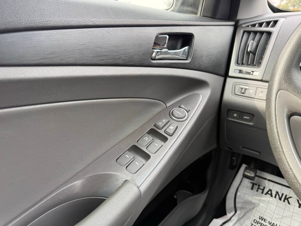 Hyundai Sonata Vehicle Full-screen Gallery Image 29