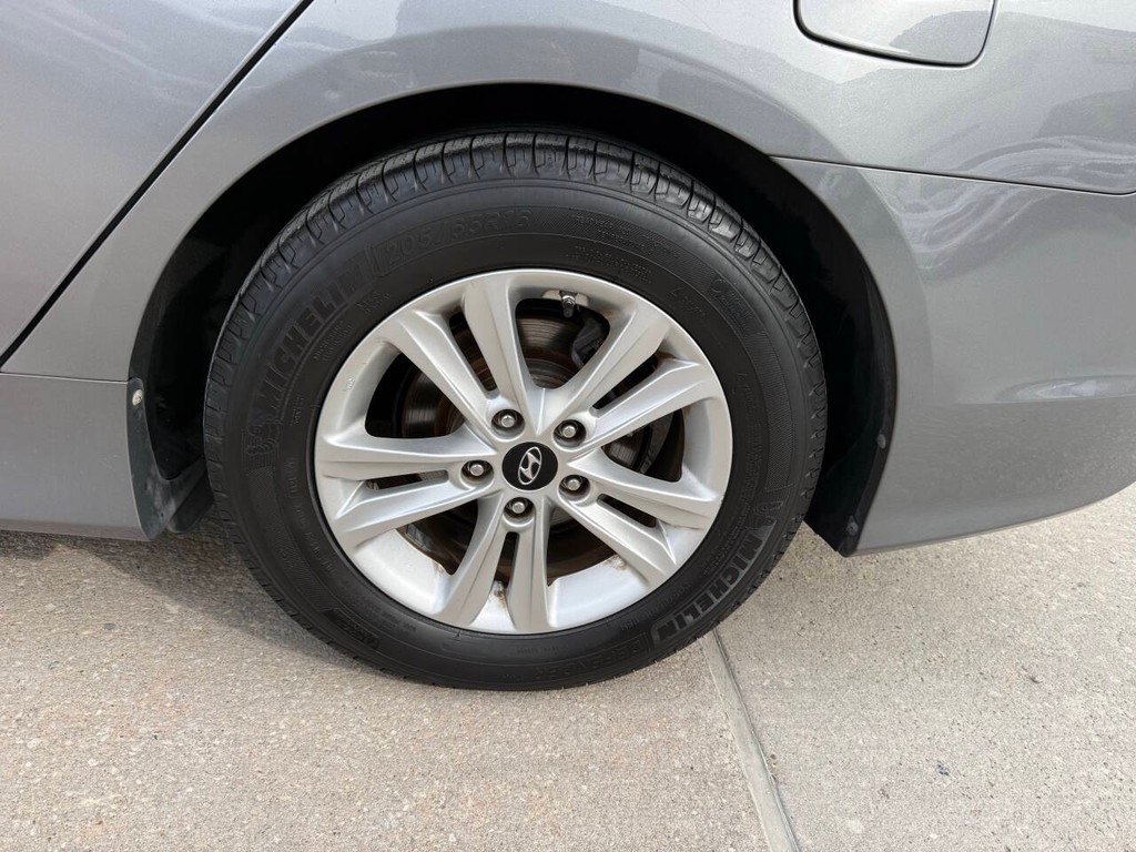 Hyundai Sonata Vehicle Full-screen Gallery Image 35