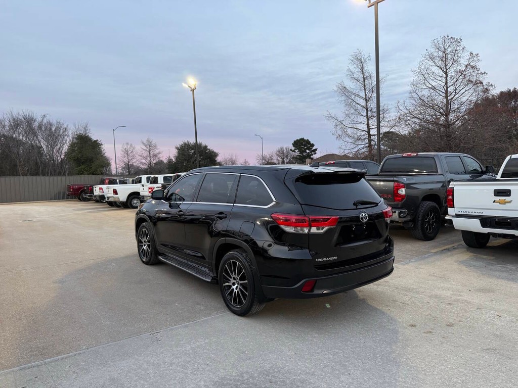 Toyota Highlander Vehicle Full-screen Gallery Image 04