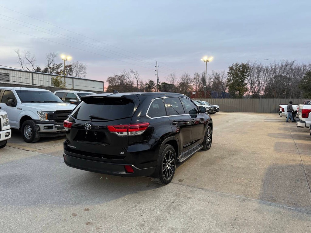 Toyota Highlander Vehicle Full-screen Gallery Image 05