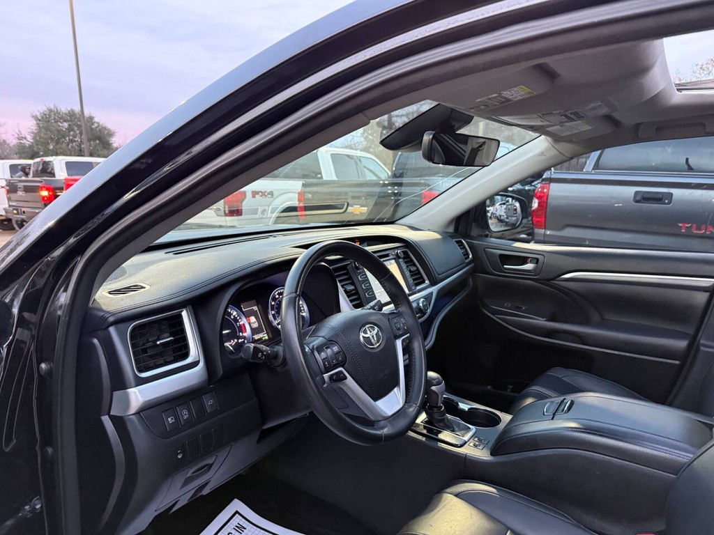 Toyota Highlander Vehicle Full-screen Gallery Image 06