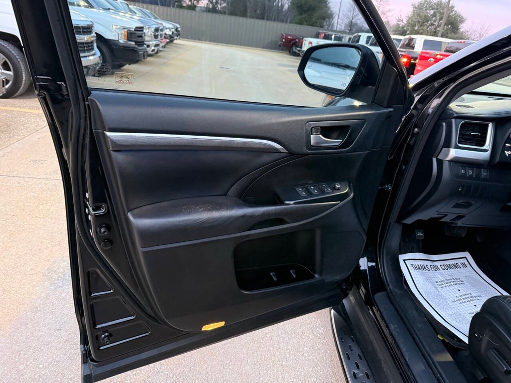 Toyota Highlander Vehicle Full-screen Gallery Image 08