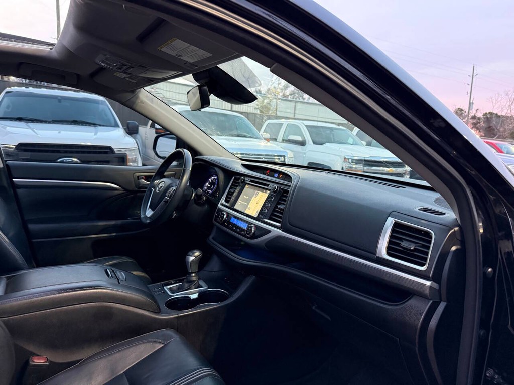 Toyota Highlander Vehicle Full-screen Gallery Image 09