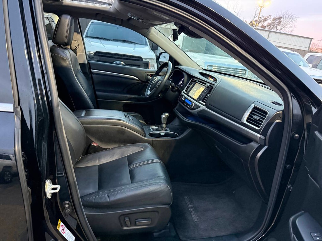 Toyota Highlander Vehicle Full-screen Gallery Image 10