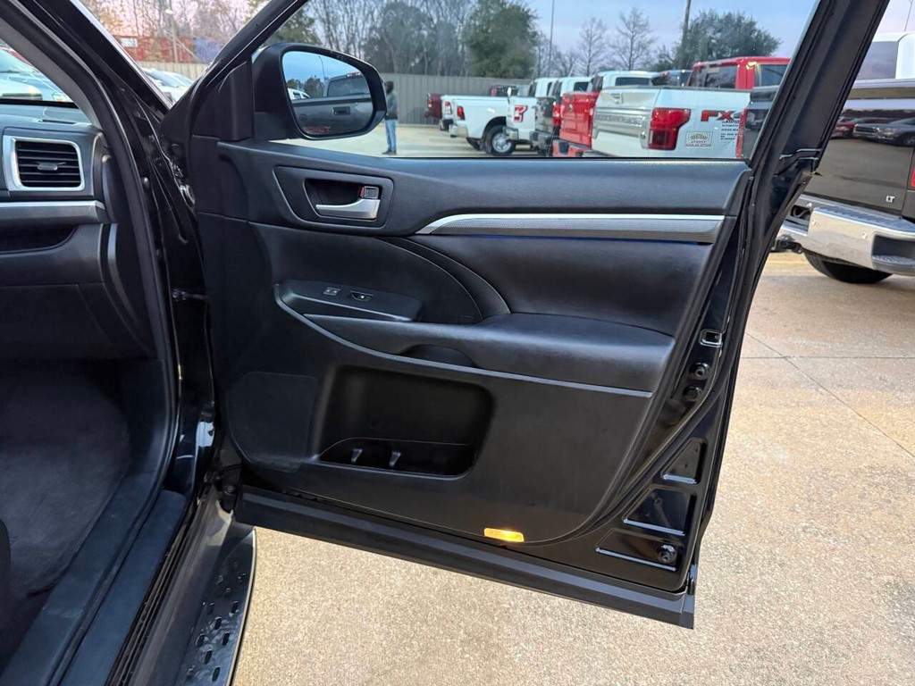 Toyota Highlander Vehicle Full-screen Gallery Image 12