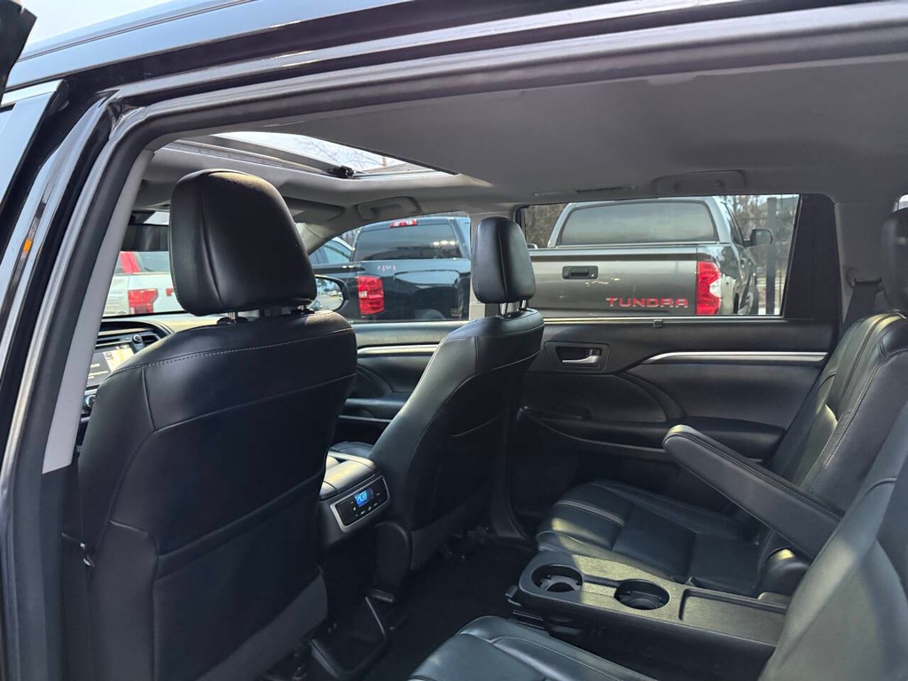 Toyota Highlander Vehicle Full-screen Gallery Image 13