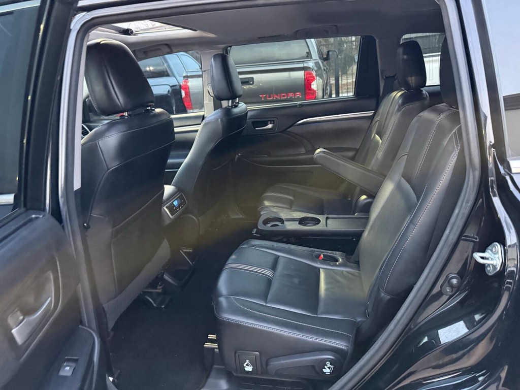 Toyota Highlander Vehicle Full-screen Gallery Image 14