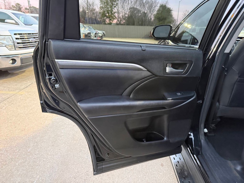 Toyota Highlander Vehicle Full-screen Gallery Image 15