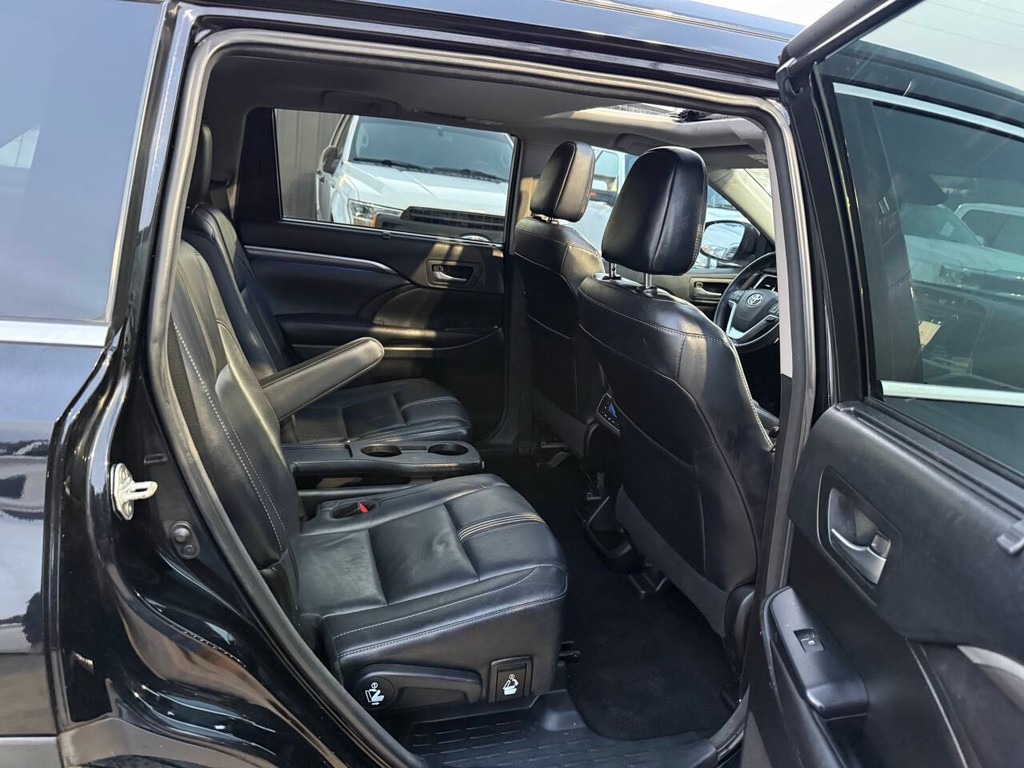 Toyota Highlander Vehicle Full-screen Gallery Image 16