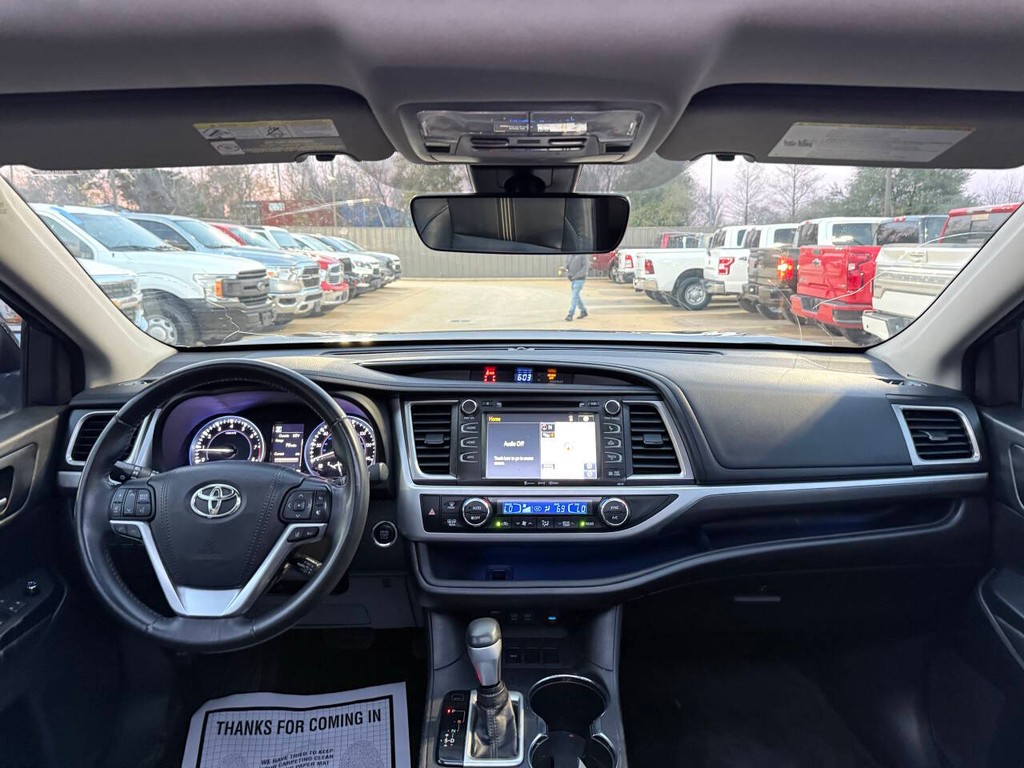 Toyota Highlander Vehicle Full-screen Gallery Image 18