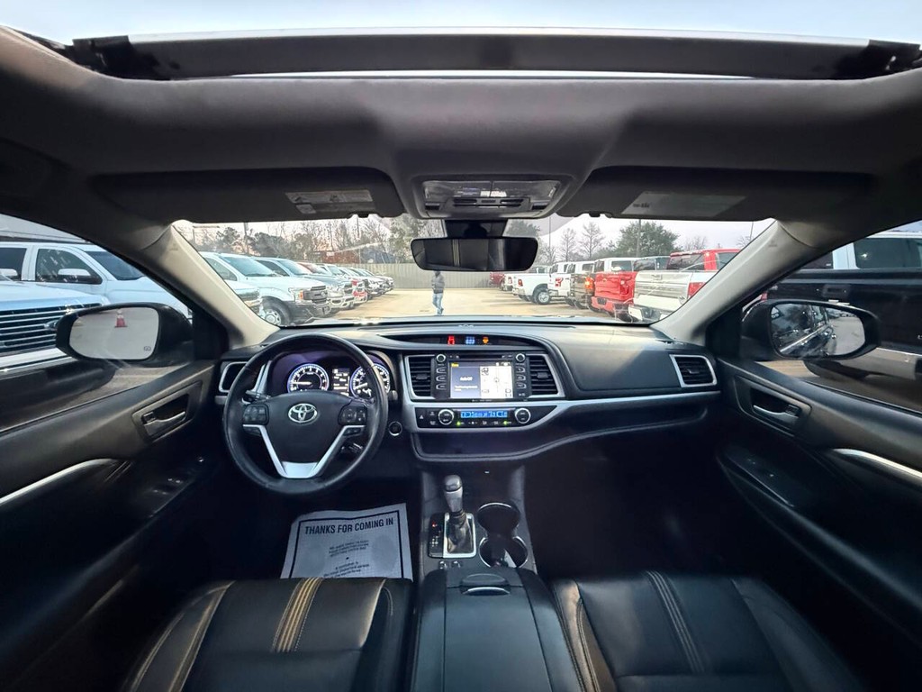 Toyota Highlander Vehicle Full-screen Gallery Image 19