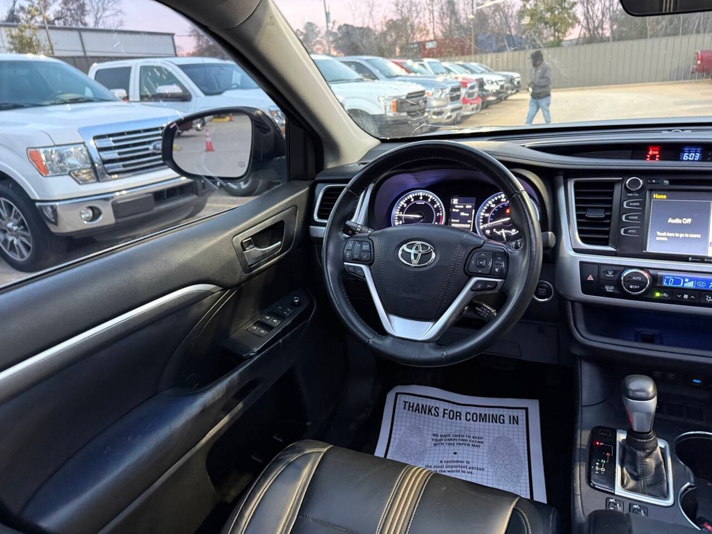 Toyota Highlander Vehicle Full-screen Gallery Image 20