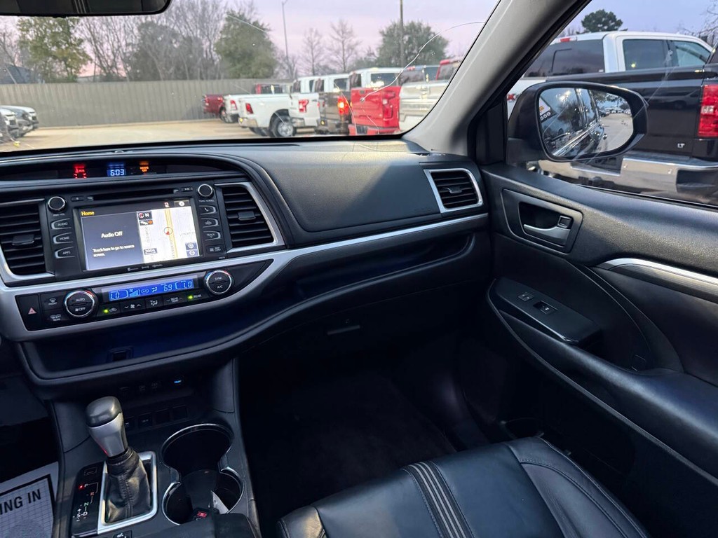 Toyota Highlander Vehicle Full-screen Gallery Image 21