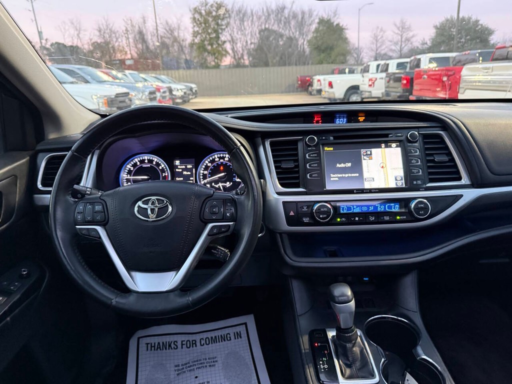 Toyota Highlander Vehicle Full-screen Gallery Image 22