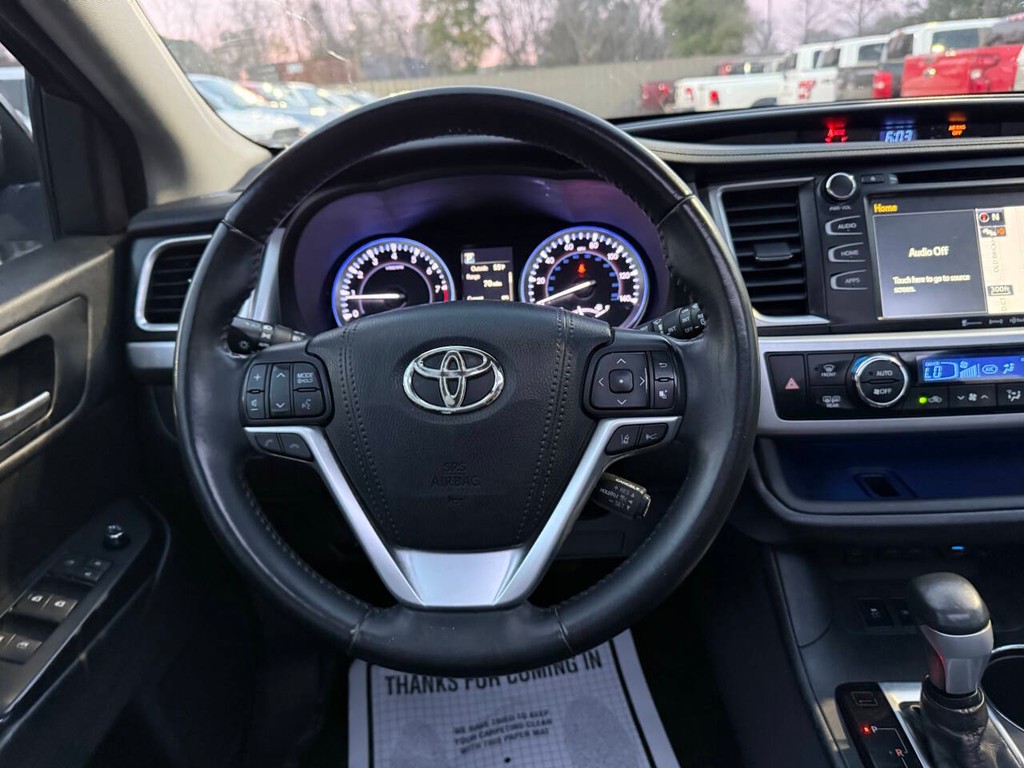 Toyota Highlander Vehicle Full-screen Gallery Image 23