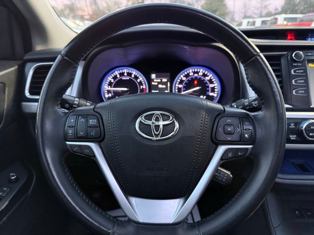 Toyota Highlander Vehicle Full-screen Gallery Image 24