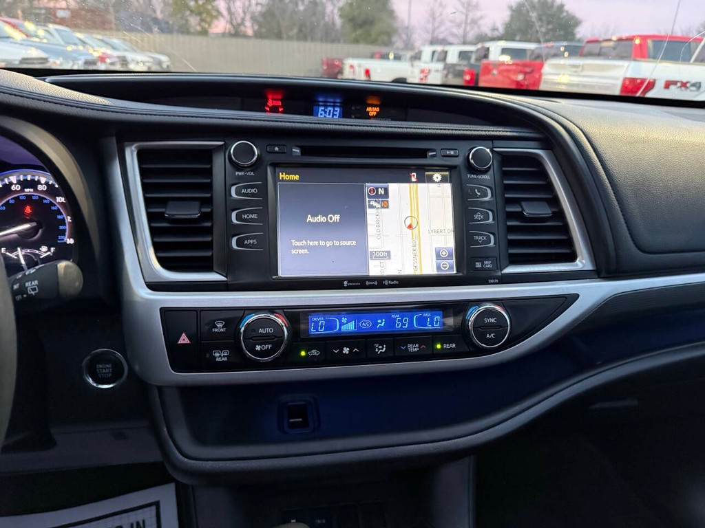 Toyota Highlander Vehicle Full-screen Gallery Image 25