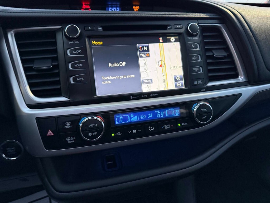 Toyota Highlander Vehicle Full-screen Gallery Image 27