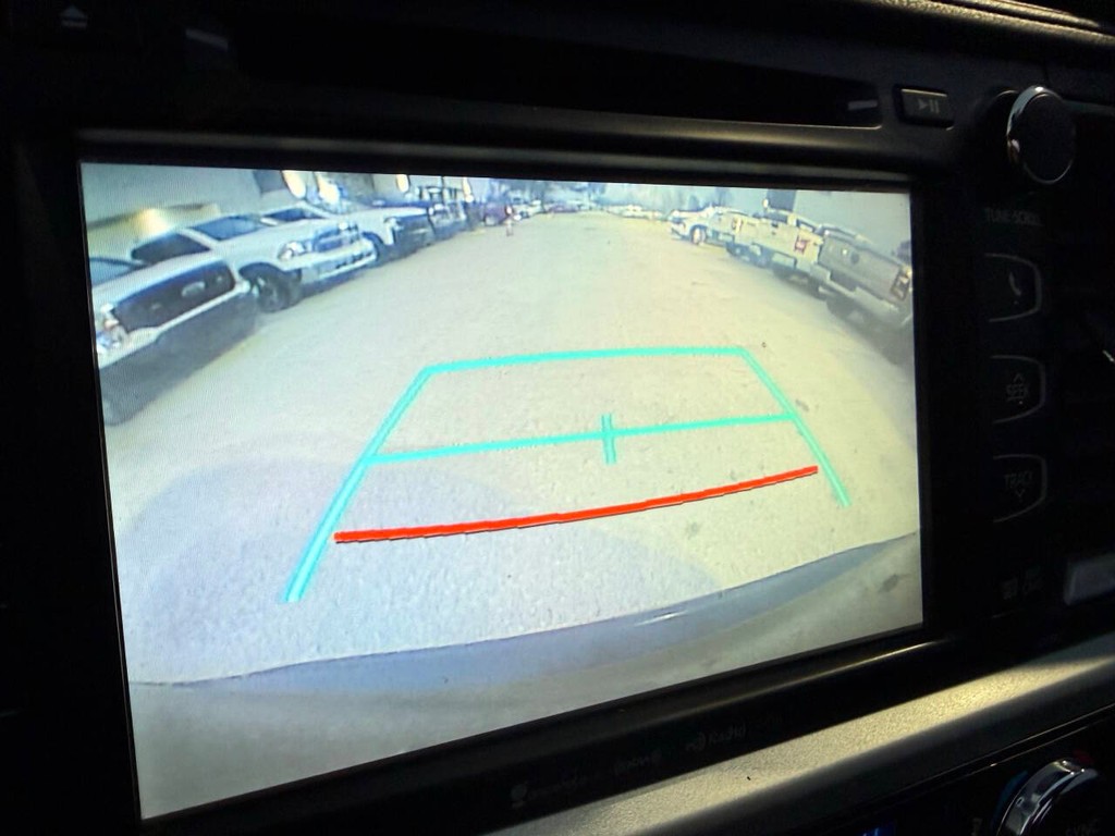 Toyota Highlander Vehicle Full-screen Gallery Image 28