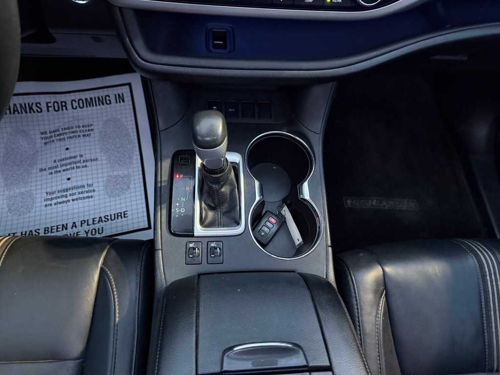 Toyota Highlander Vehicle Full-screen Gallery Image 29