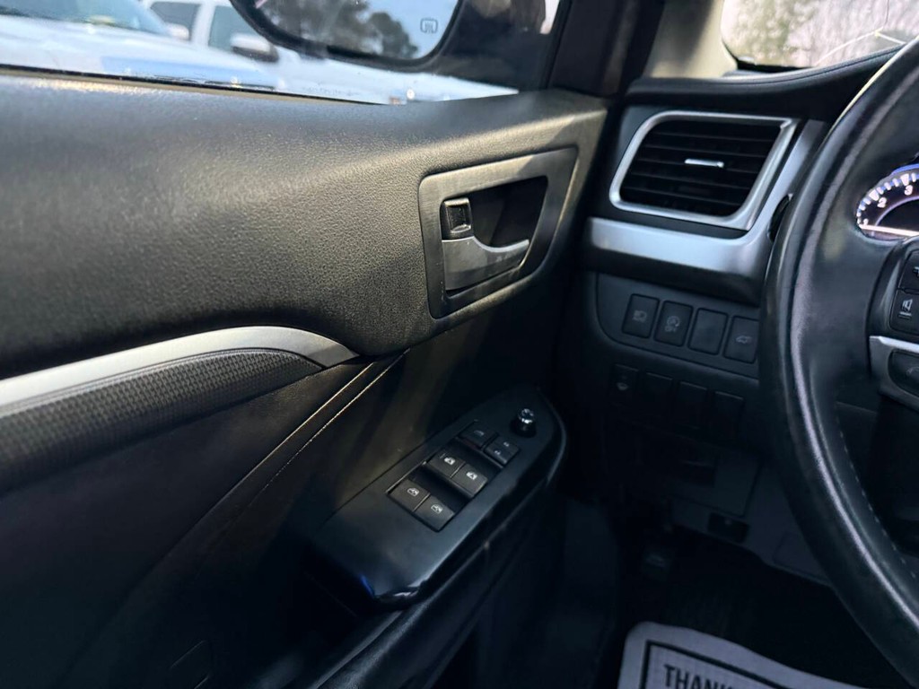Toyota Highlander Vehicle Full-screen Gallery Image 30