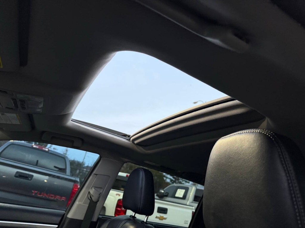 Toyota Highlander Vehicle Full-screen Gallery Image 31