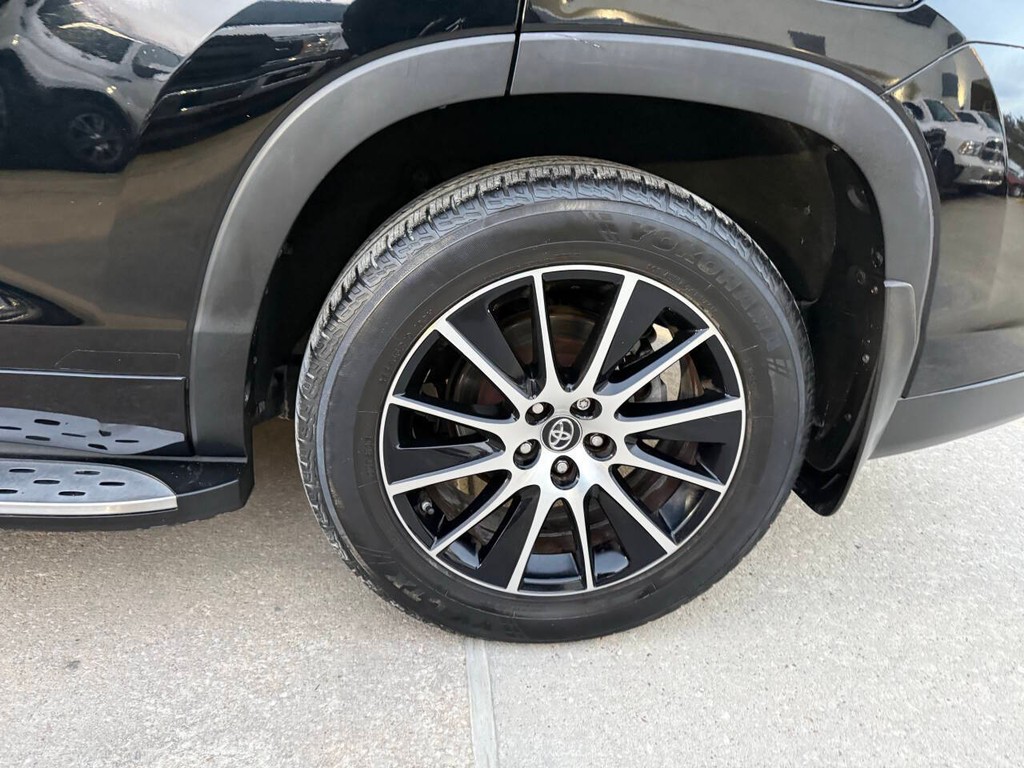 Toyota Highlander Vehicle Full-screen Gallery Image 36
