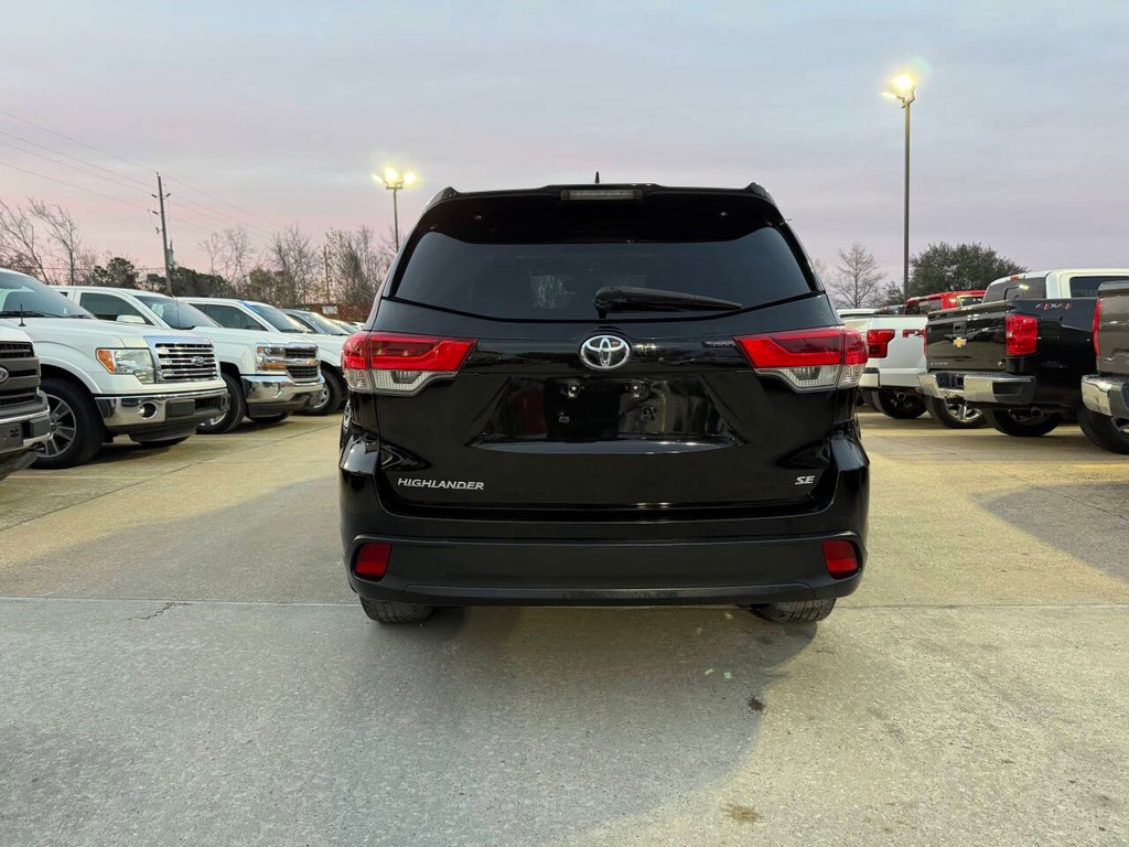 Toyota Highlander Vehicle Full-screen Gallery Image 39