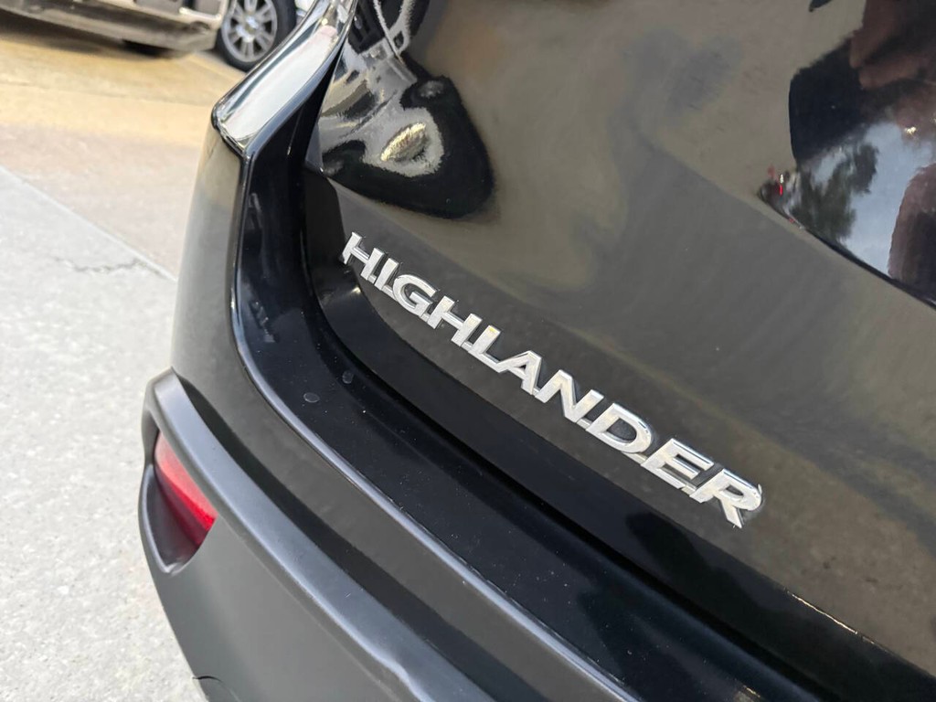 Toyota Highlander Vehicle Full-screen Gallery Image 40