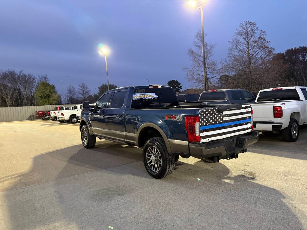 Ford Super Duty F-250 SRW Vehicle Full-screen Gallery Image 04