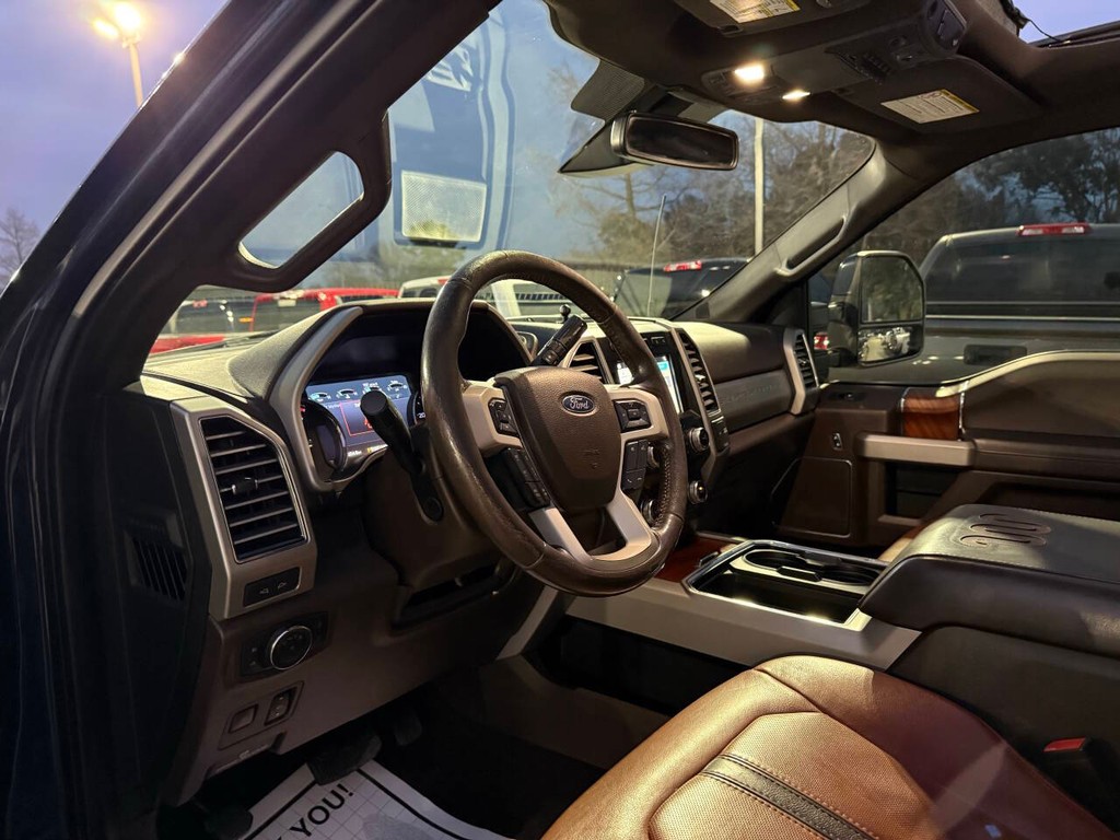 Ford Super Duty F-250 SRW Vehicle Full-screen Gallery Image 06