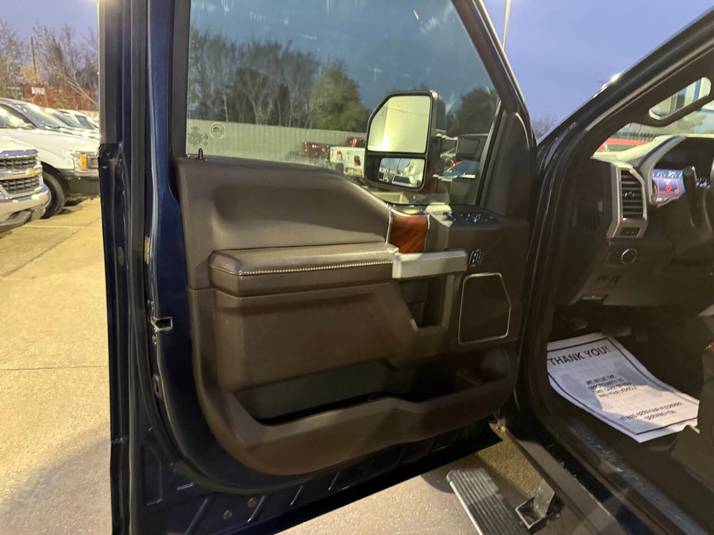 Ford Super Duty F-250 SRW Vehicle Full-screen Gallery Image 08